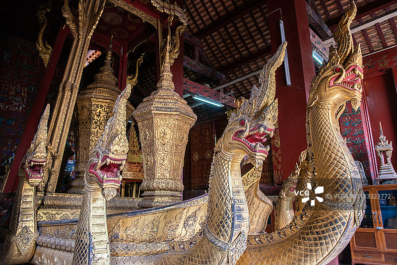 老挝琅勃拉邦香通寺的七头龙仪仗船图片素材
