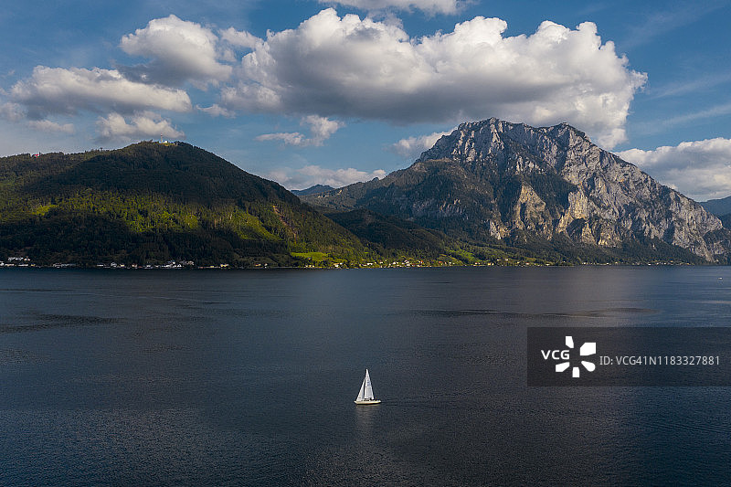 奥地利湖泊上的游艇航拍图片素材