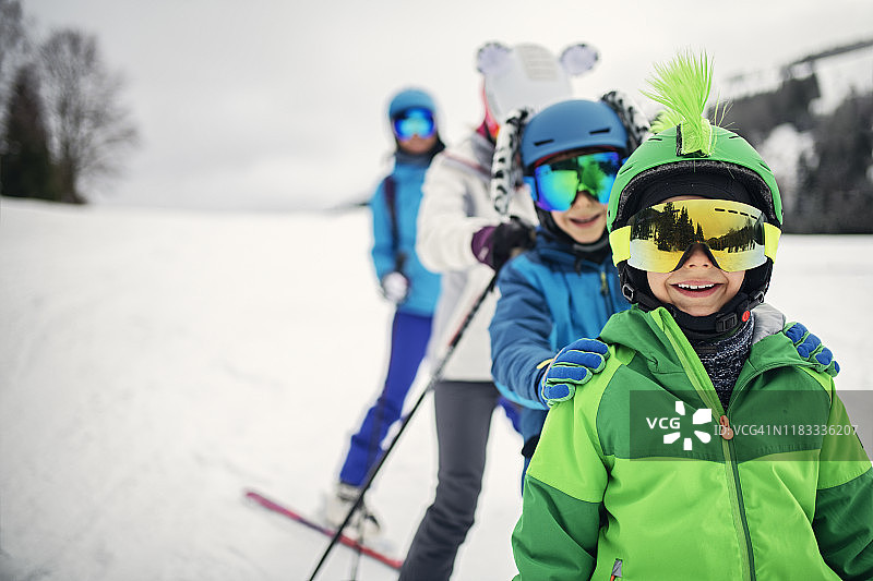 一家人在冬日滑雪图片素材