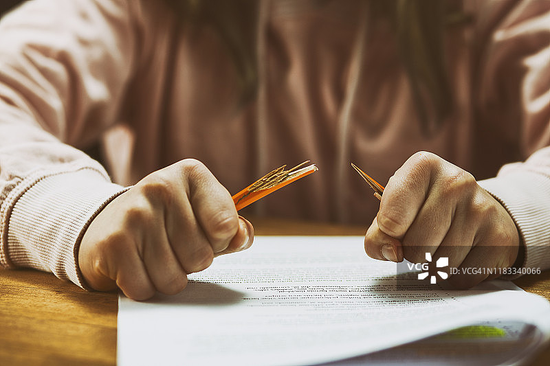 愤怒的断铅笔图片素材