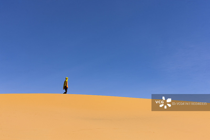沙漠沙丘中的女孩图片素材