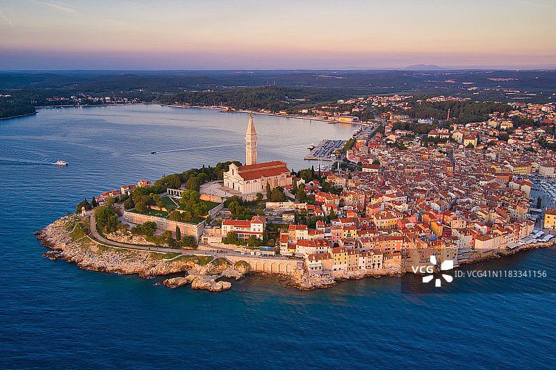 克罗地亚罗维尼老城和圣尤菲米娅教堂航拍景观图片素材