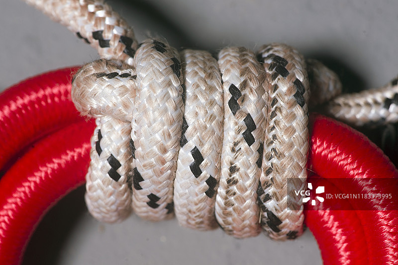 缠绕的绳索——红色蹦极绳上的塞浦路斯结图片素材