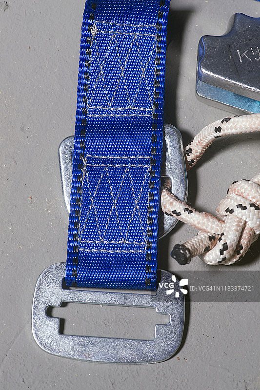 绳结 - 8字结与攀岩安全带和抓绳器一起使用（以防跌落）图片素材