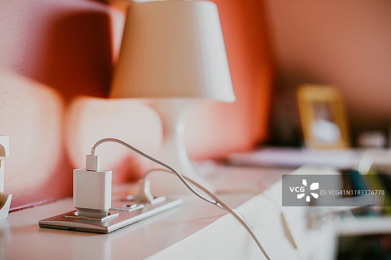 将充电器连接器连接到家用电源图片素材