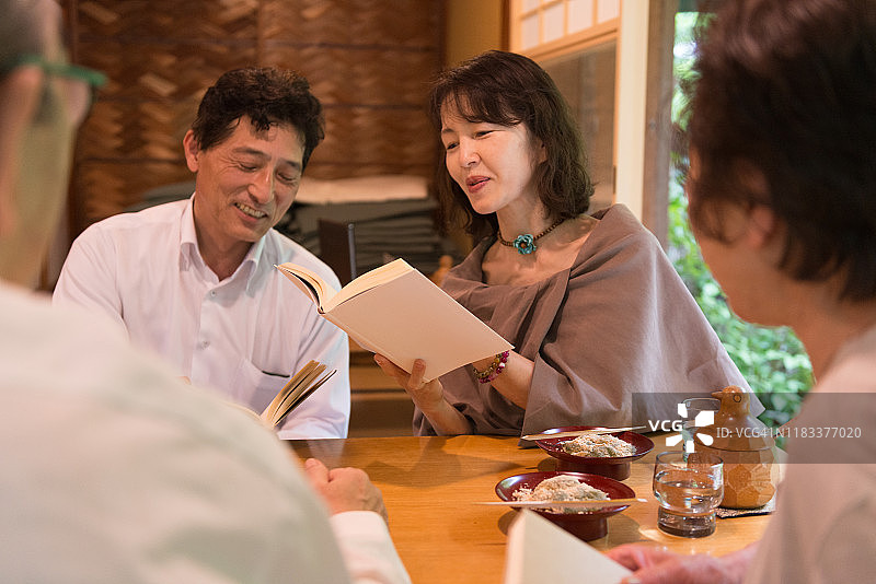日本京都读书俱乐部，日本中年妇女大声朗读书籍图片素材