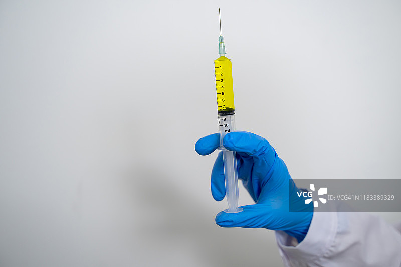 医生手持医疗注射器图片素材