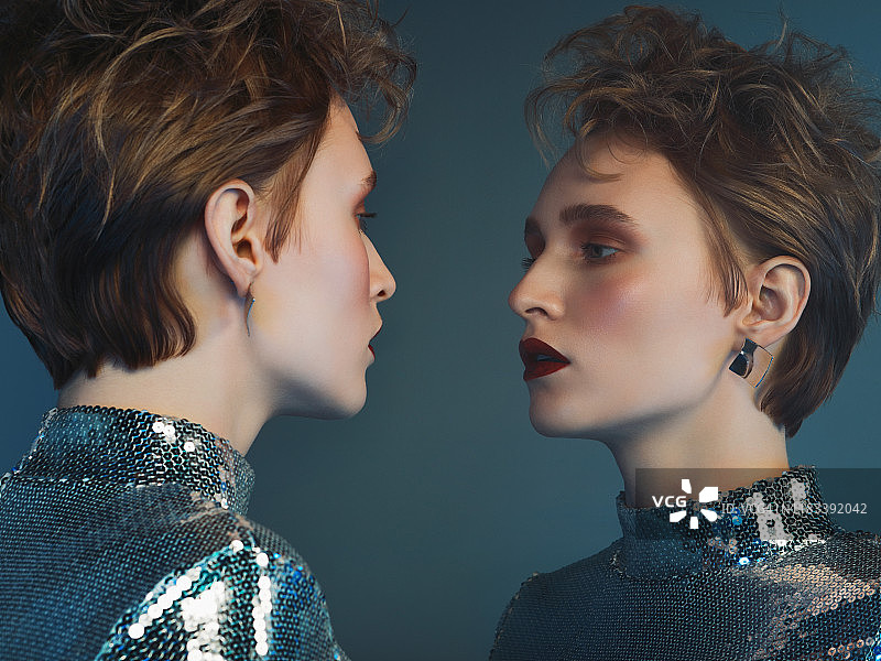 女人和她的镜中倒影图片素材