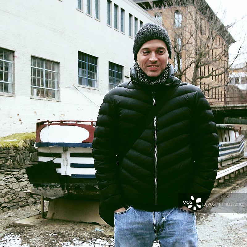 寒冷天气中，在户外面带微笑的男子肖像图片素材