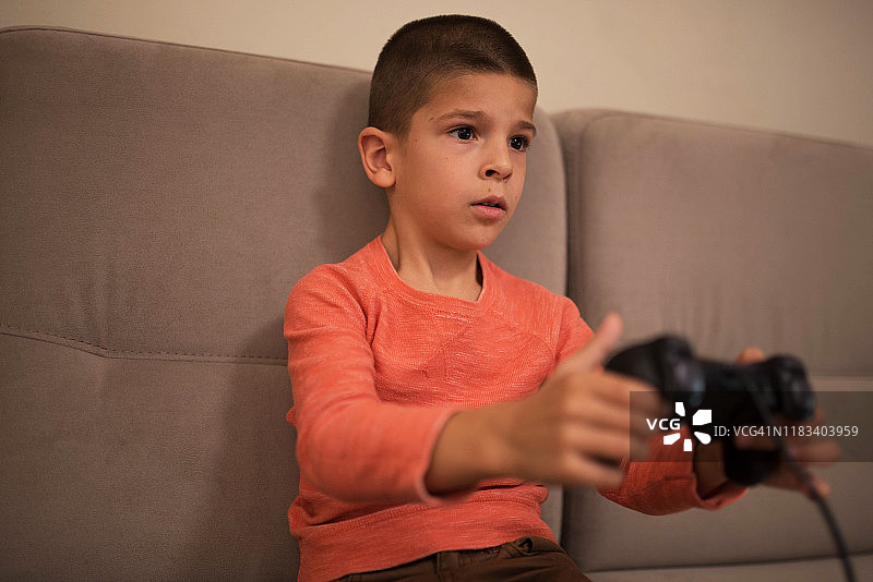 小男孩玩电子游戏图片素材