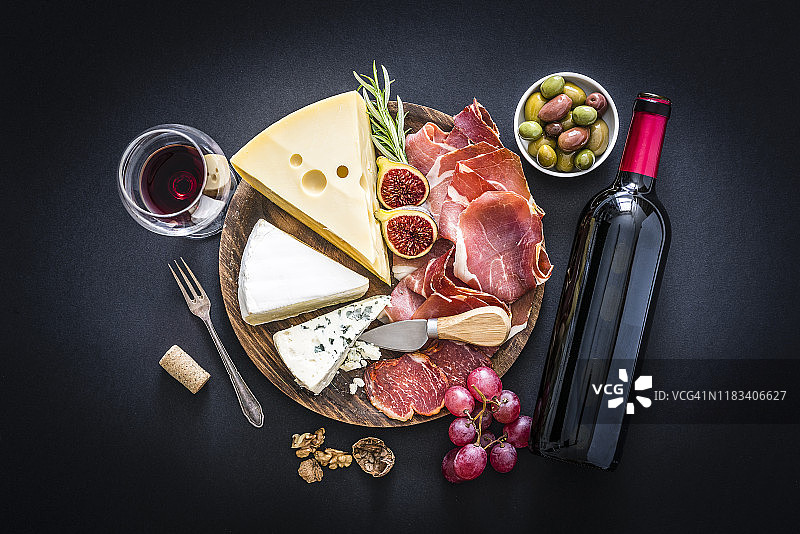 开胃菜：红酒、腌制火腿和奶酪图片素材