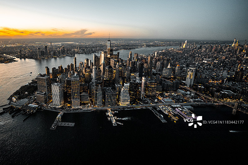 金色时分航拍曼哈顿下城水岸与码头图片素材