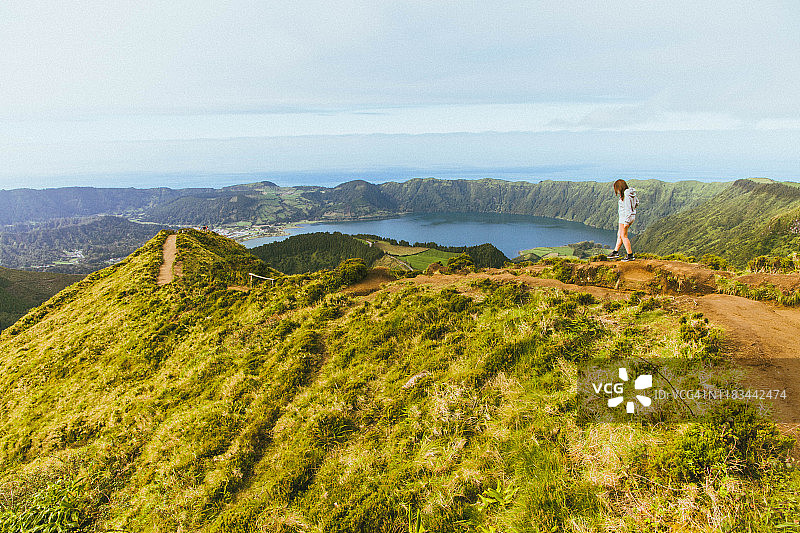 女人在亚速尔山顶俯瞰火山坑图片素材