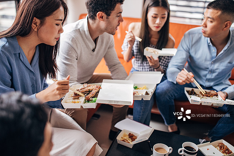 朋友们享用中国台湾美食图片素材