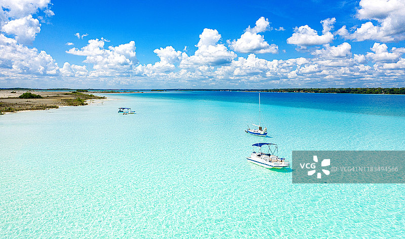 加勒比海巴卡拉尔泻湖天堂般的白色沙滩岛屿，墨西哥图片素材