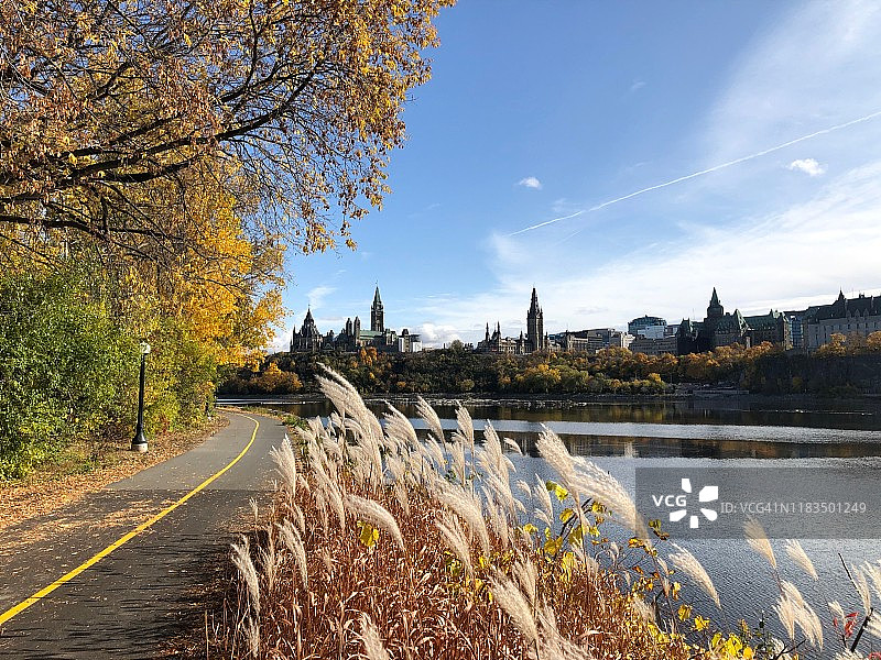 加拿大议会大厦的自行车道和秋景图片素材