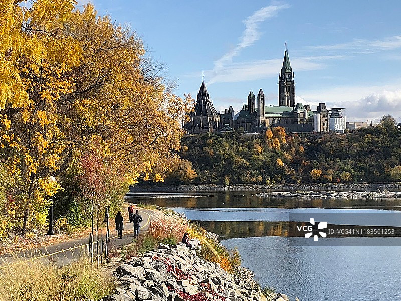 加拿大议会大厦的自行车道和秋景图片素材