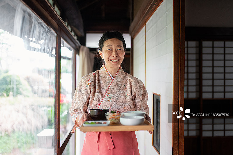 传统日式旅馆的女房东肖像图片素材