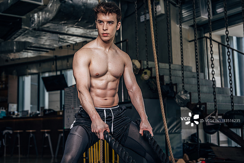 男人用绳子做交叉训练图片素材