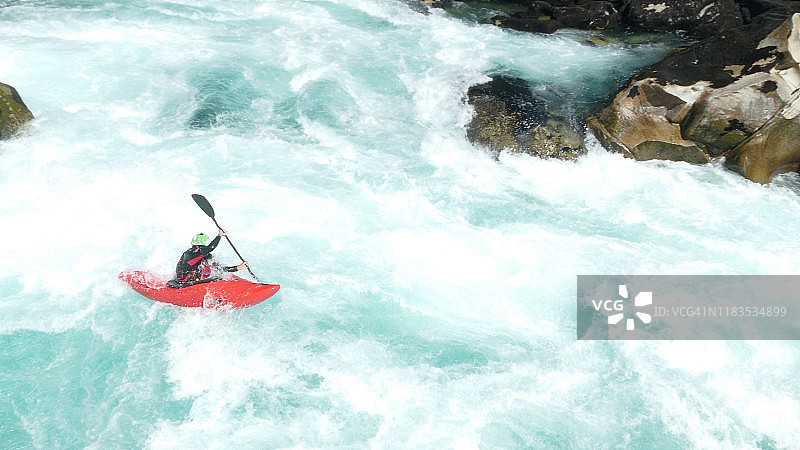 皮划艇运动员划过激流图片素材