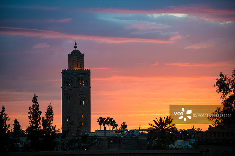 库图比亚清真寺的日落剪影图片素材