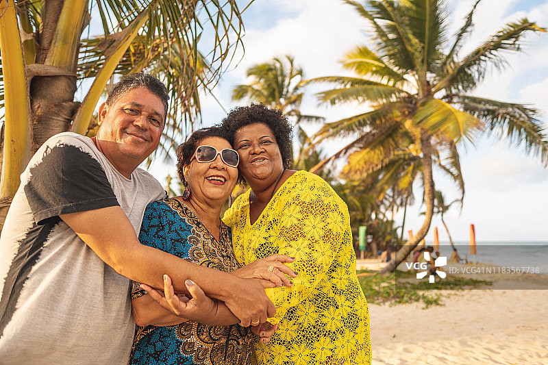 幸福家庭在巴西热带海滩游玩图片素材