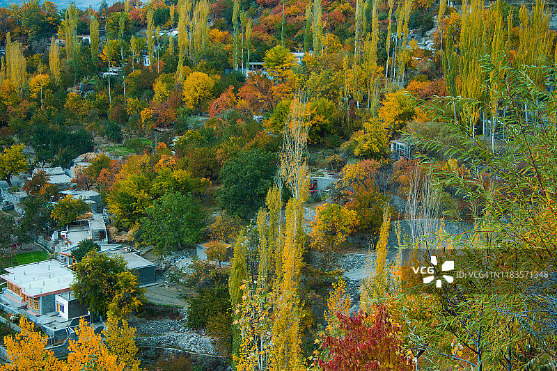 秋季的罕萨山谷图片素材