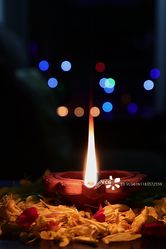 排灯节：泥土灯、万寿菊花与散景图片素材