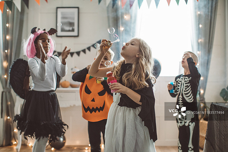 万圣节派对上吹泡泡的孩子们图片素材