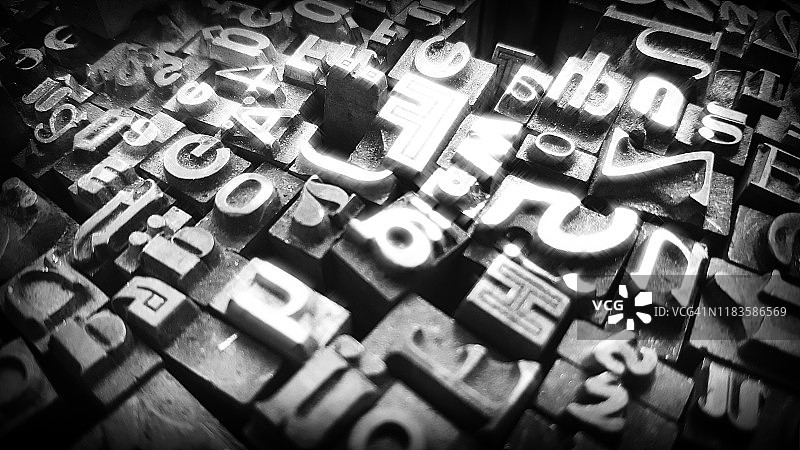 旧货市场上的金属字母图片素材