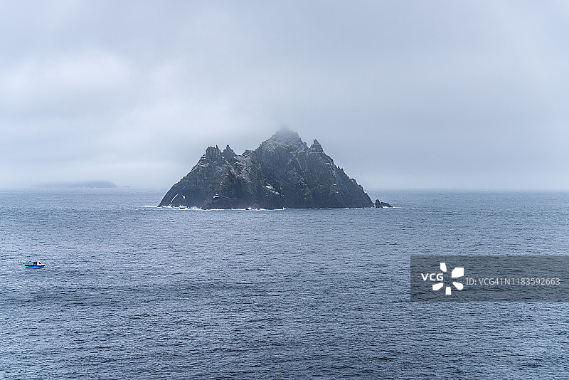 爱尔兰西海岸崎岖岛屿在雾中的壮丽景色图片素材