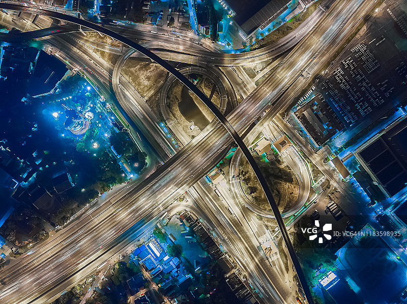 夜间航拍立交桥环岛，便利车辆出行的道路交通未来概念图片素材