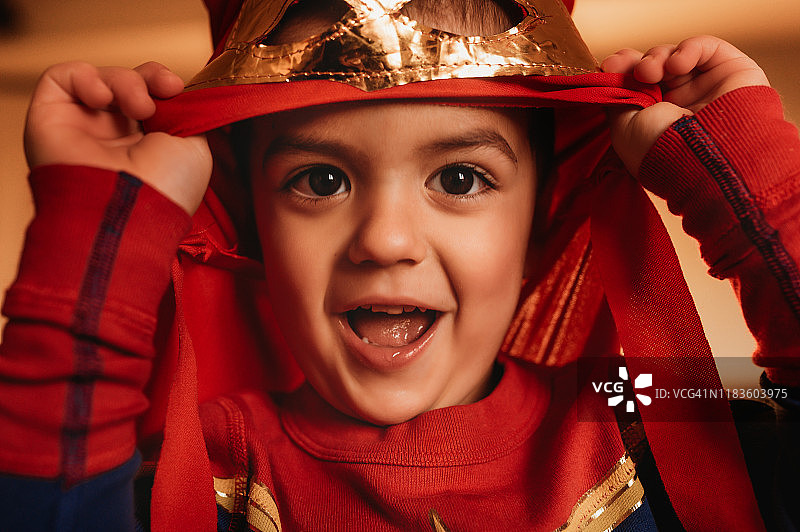 穿着红色睡衣的男童特写图片素材