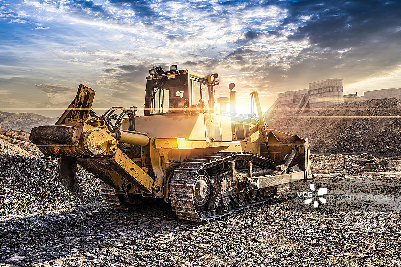 夕阳下带犁的重型推土机图片素材