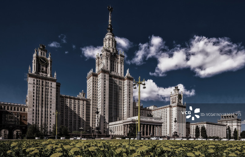 俄罗斯著名大学校园在月光下的蒲公英和云彩图片素材