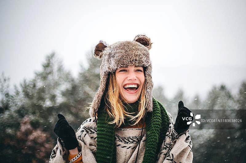 年轻女人山中享受寒冬乐趣图片素材