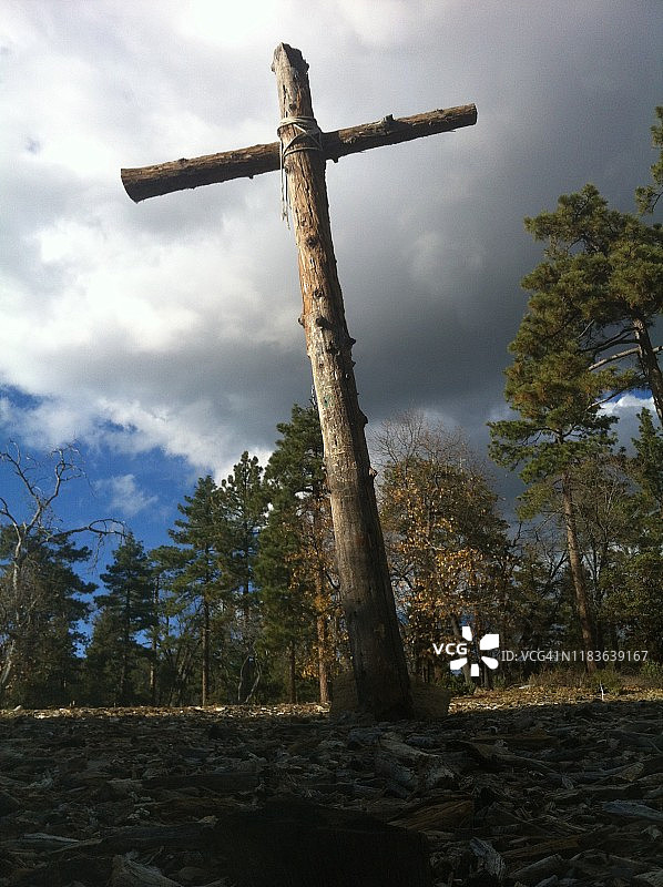 森林空地上用木头制成的临时十字架图片素材