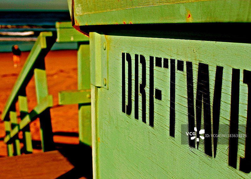 加利福尼亚州威尼斯海滩的“漂木”救生员站图片素材