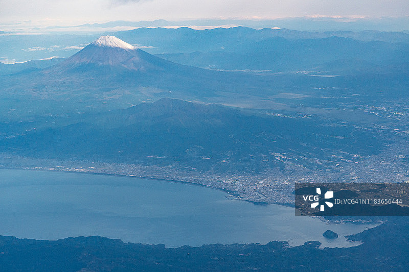飞机航拍日本富士山和骏河湾图片素材