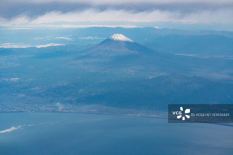 飞机航拍日本富士山和骏河湾图片素材