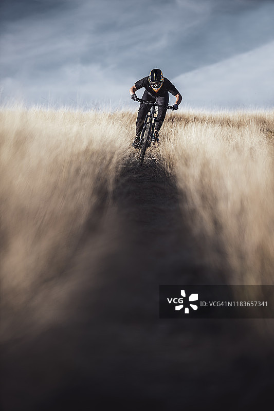 在小路上骑山地自行车图片素材