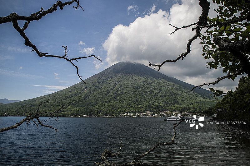 日本日光国家公园美丽的Chuzenji湖和男体山图片素材