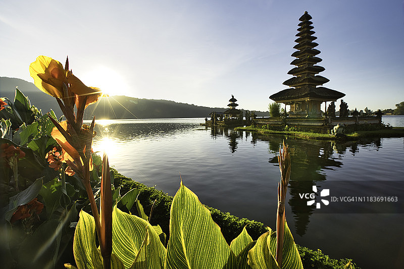 印度尼西亚巴厘岛乌伦达努的金色时光图片素材