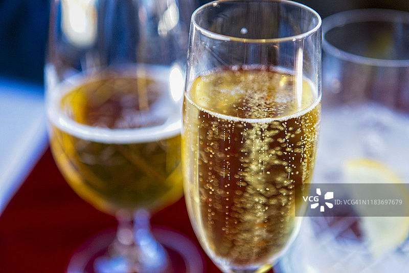 金色的气泡酒精饮品图片素材