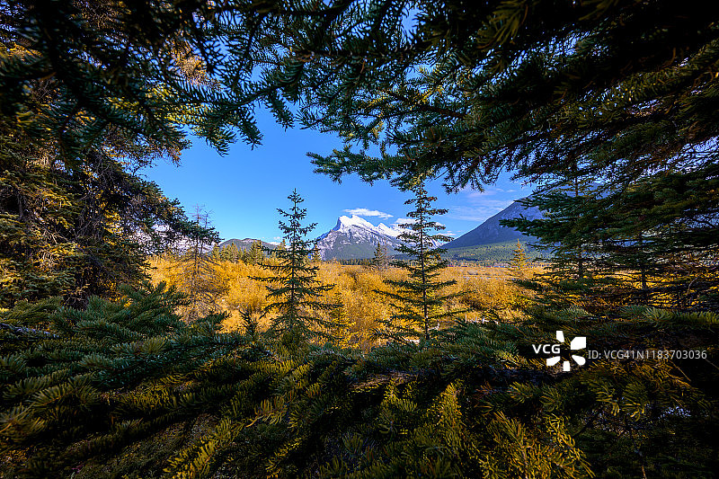 加拿大阿尔伯塔省班夫国家公园朱砂湖图片素材