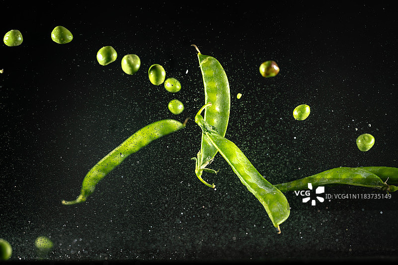 高速同步摄影：半空中飞舞的豌豆图片素材