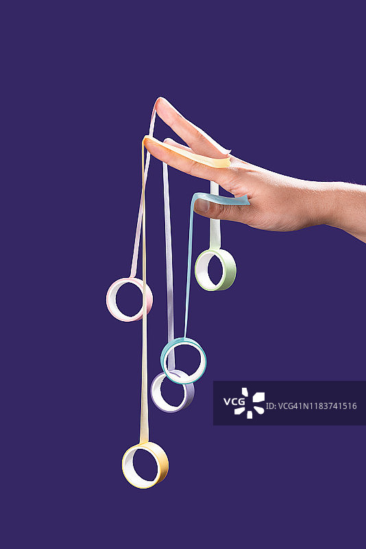 手持彩色胶带图片素材