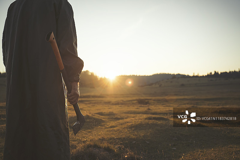 在森林露营时砍柴的男人图片素材