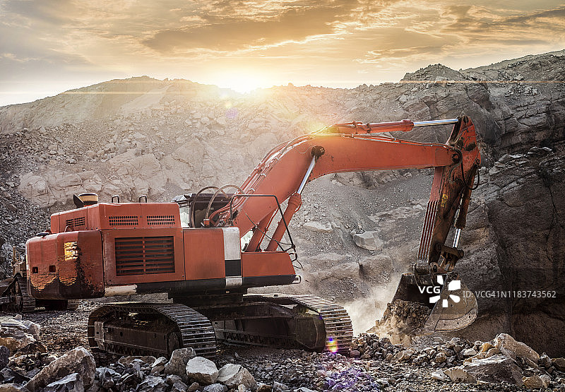 挖掘机在矿场工作图片素材