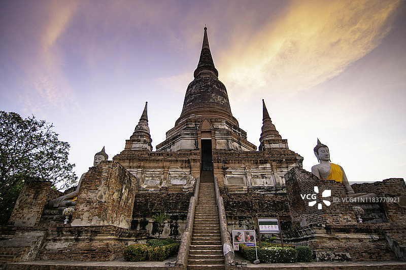 泰国阿瑜陀耶崖差蒙空寺的佛像和佛塔图片素材